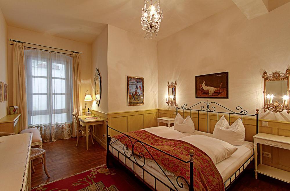 Hotel Orphee - Grosses Haus Регенсбург Экстерьер фото